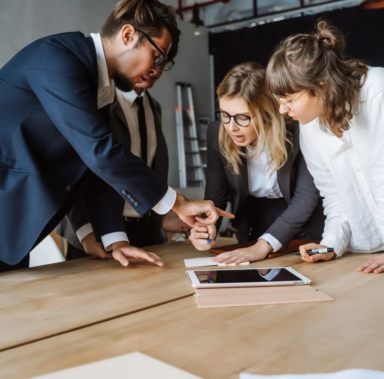 business-people-having-discussion-meeting